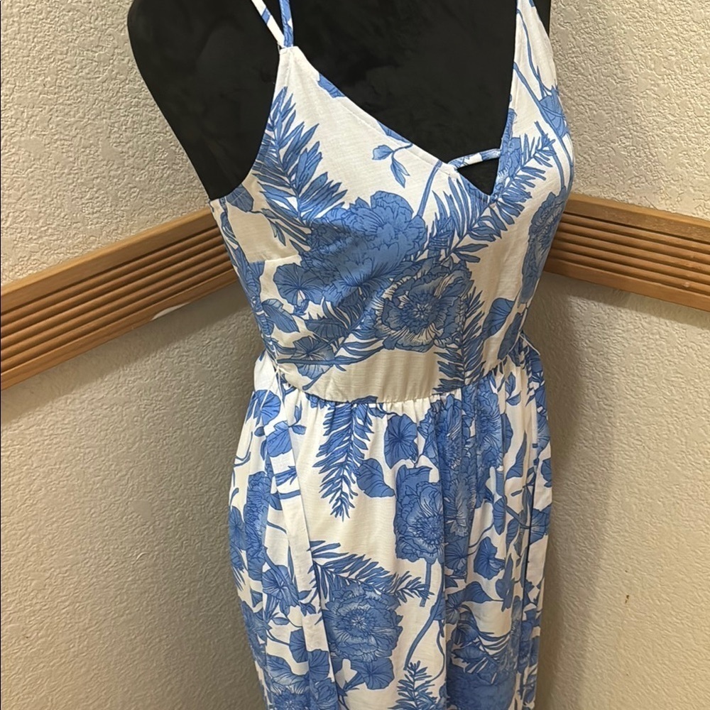 My Michelle Floral Blue and White Criss Cross Strap Wide Leg Jumpsuit Size 5!
